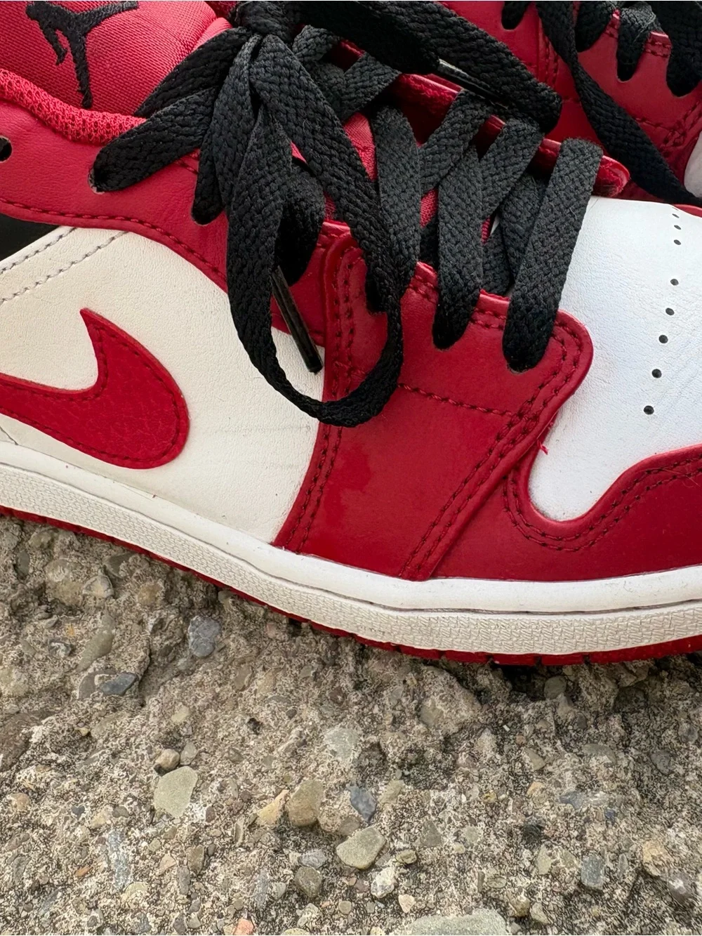 Nike men’s Red, White & Black Low-Top Sneakers